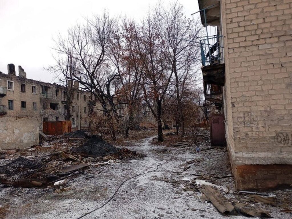 Пішов перший сніг. У мережі показали фото, як зараз виглядає окупована Новогродівка на Донеччині
