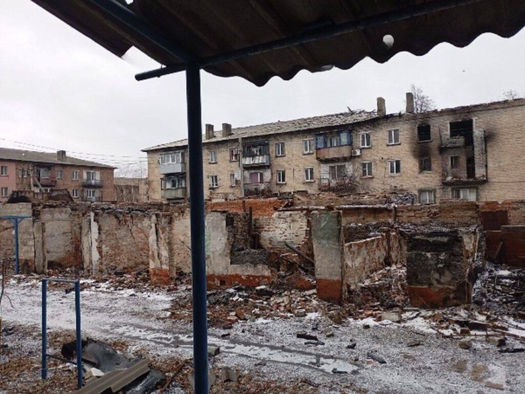 Пішов перший сніг. У мережі показали фото, як зараз виглядає окупована Новогродівка на Донеччині