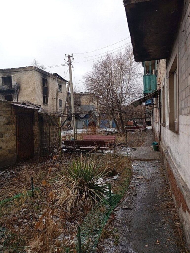 Пішов перший сніг. У мережі показали фото, як зараз виглядає окупована Новогродівка на Донеччині