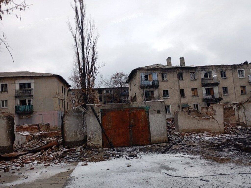 Пішов перший сніг. У мережі показали фото, як зараз виглядає окупована Новогродівка на Донеччині