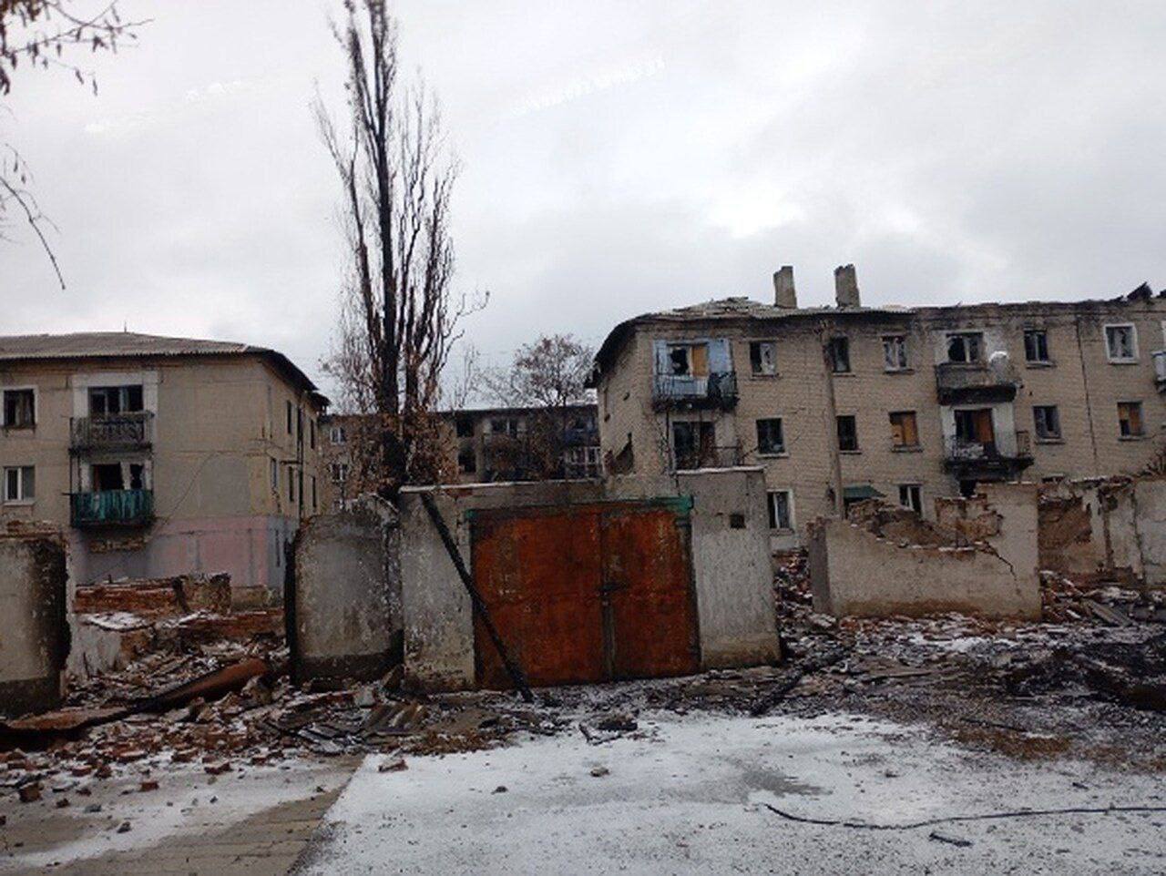 Пішов перший сніг. У мережі показали фото, як зараз виглядає окупована Новогродівка на Донеччині