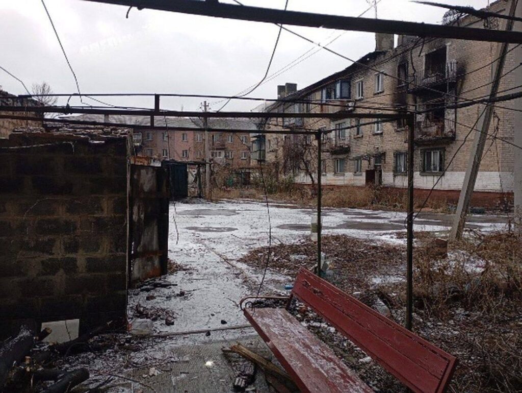Пішов перший сніг. У мережі показали фото, як зараз виглядає окупована Новогродівка на Донеччині