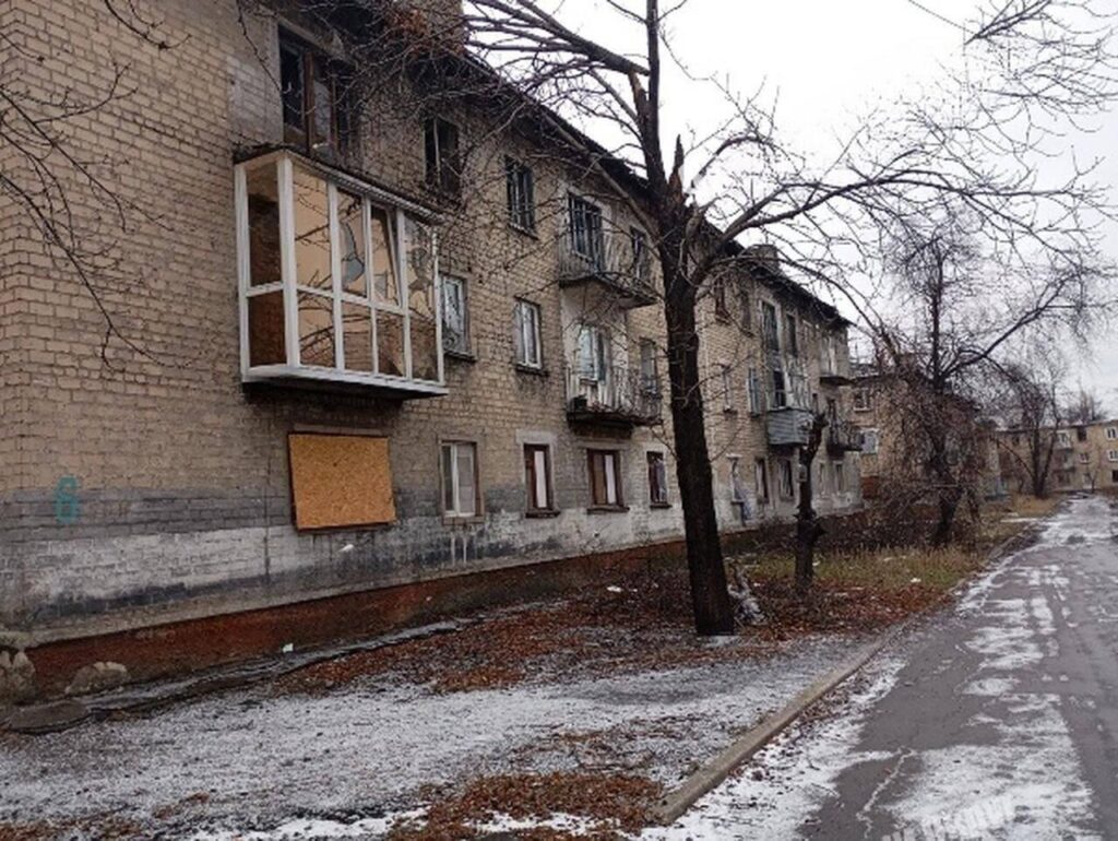 Пішов перший сніг. У мережі показали фото, як зараз виглядає окупована Новогродівка на Донеччині