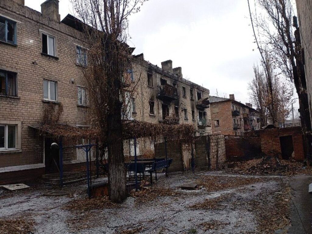 Пішов перший сніг. У мережі показали фото, як зараз виглядає окупована Новогродівка на Донеччині