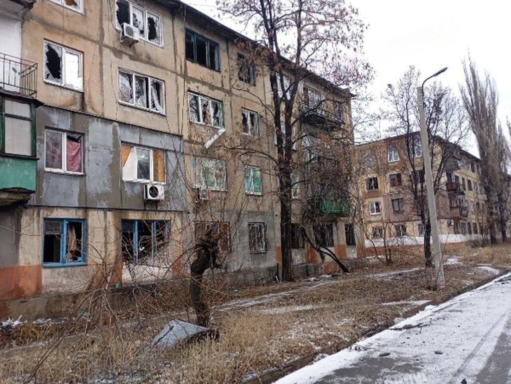 Пішов перший сніг. У мережі показали фото, як зараз виглядає окупована Новогродівка на Донеччині