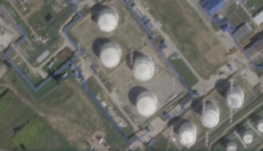 Опубліковано супутниковий знімок нафтобази “Сталевий кінь”, раніше атакованої українськими дронами