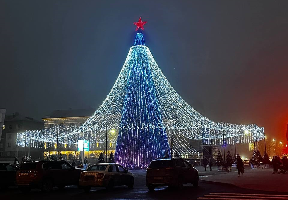 Схоже на медузу. Встановити мішуру з ліхтариками біля ялинки у Луганську коштувало понад $5000