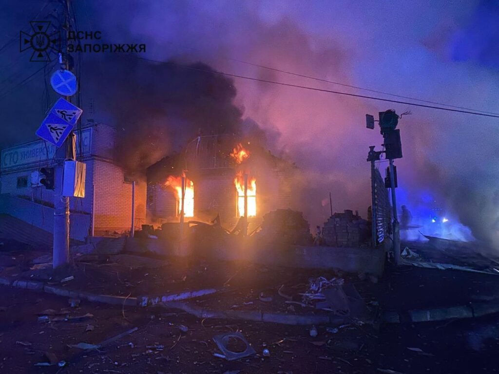 У Запоріжжі показали фото наслідків російського удару. Відомо про 9 загиблих