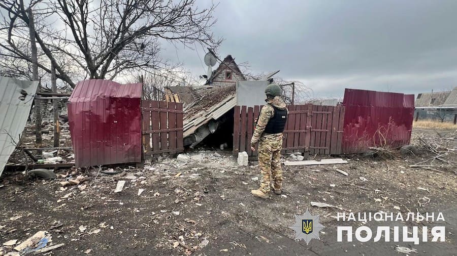 Три людини стали жертвами обстрілів Донеччини протягом доби. У поліції показали фото наслідків ударів