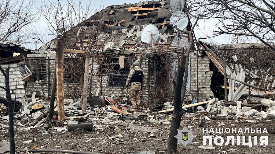 Три людини стали жертвами обстрілів Донеччини протягом доби. У поліції показали фото наслідків ударів