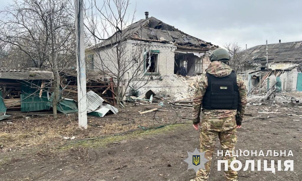 Три людини стали жертвами обстрілів Донеччини протягом доби. У поліції показали фото наслідків ударів
