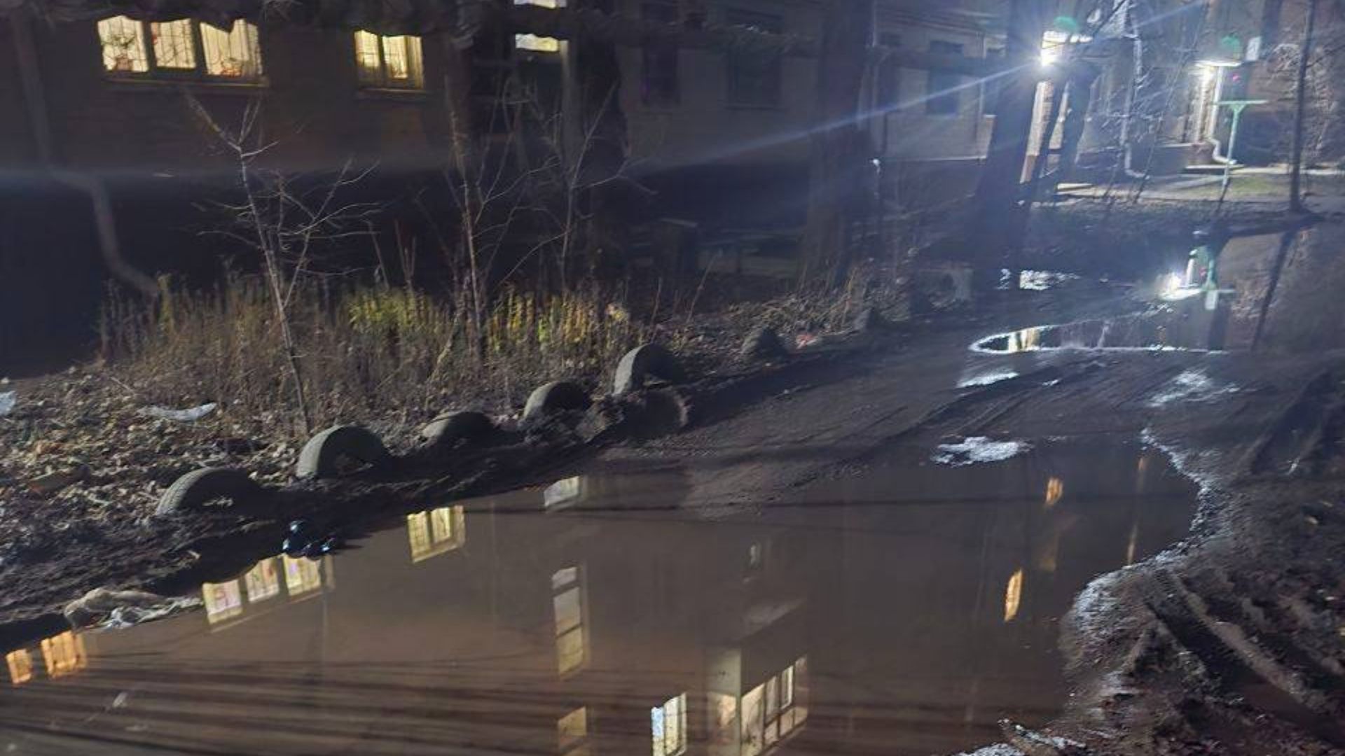 У Луганську скаржаться на показний ремонт та калюжі майже в центрі міста