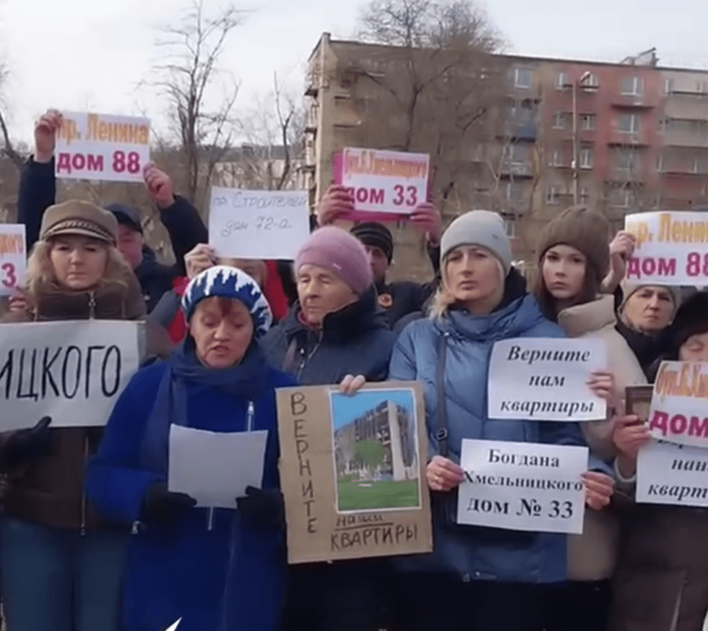 Бездомні жителі Маріуполя скаржаться на те, що не можуть отримати житло і записують звернення з котлованів