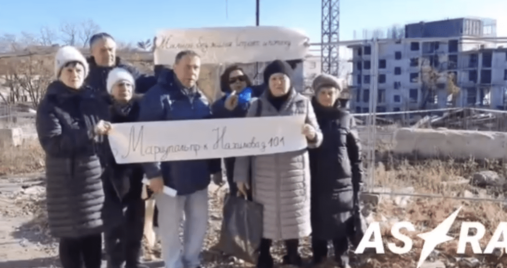 Бездомні жителі Маріуполя скаржаться на те, що не можуть отримати житло і записують звернення з котлованів