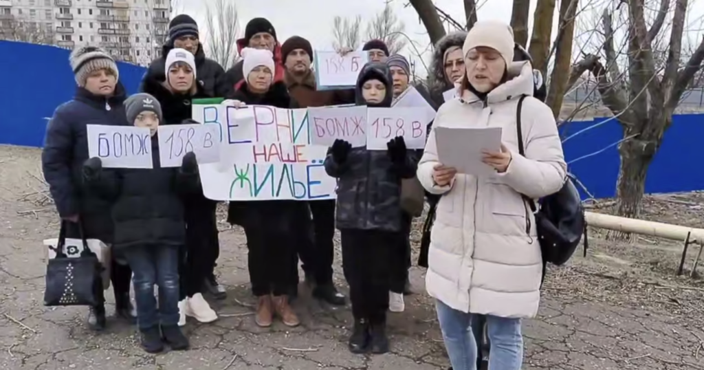 Бездомні жителі Маріуполя скаржаться на те, що не можуть отримати житло і записують звернення з котлованів