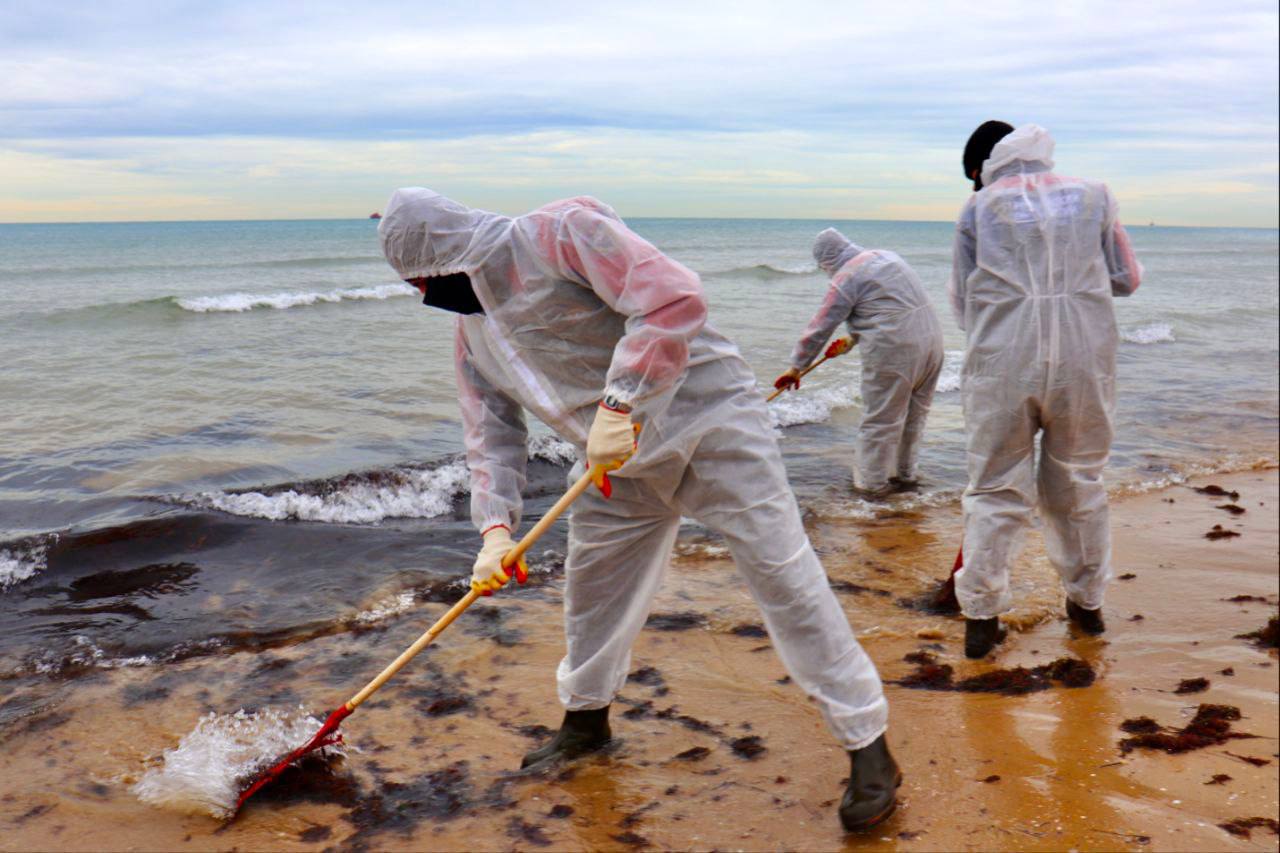 Студентів з Луганська відправили прибирати мазут в Анапу