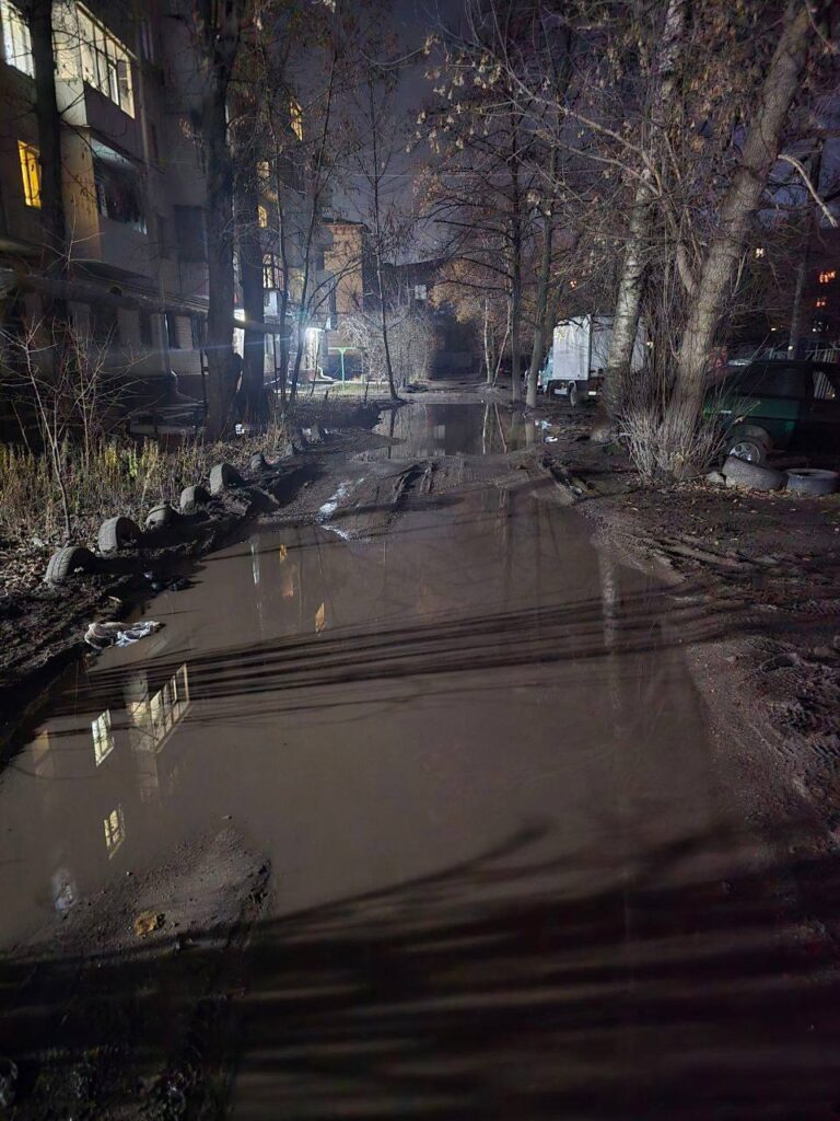 У Луганську скаржаться на показний ремонт та калюжі майже в центрі міста