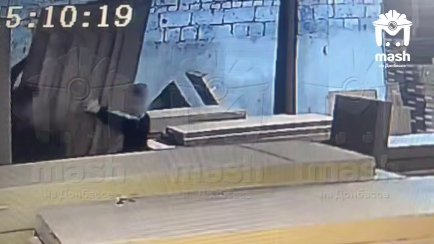На меблевому складі у Луганську придавило підлітка. Опубліковане відео