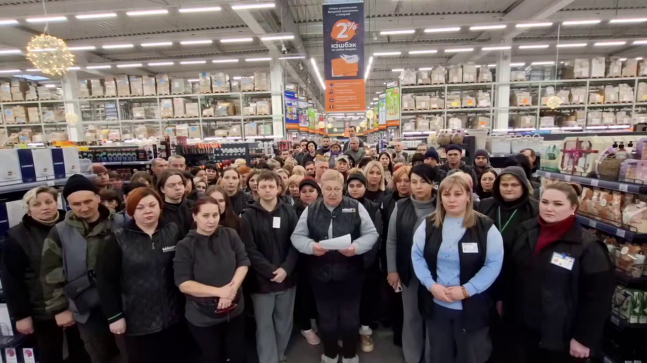 Росіяни хочуть відібрати будівлю гіпермаркету “METRO” у Луганську. Співробітники записали відеозвернення Путіну