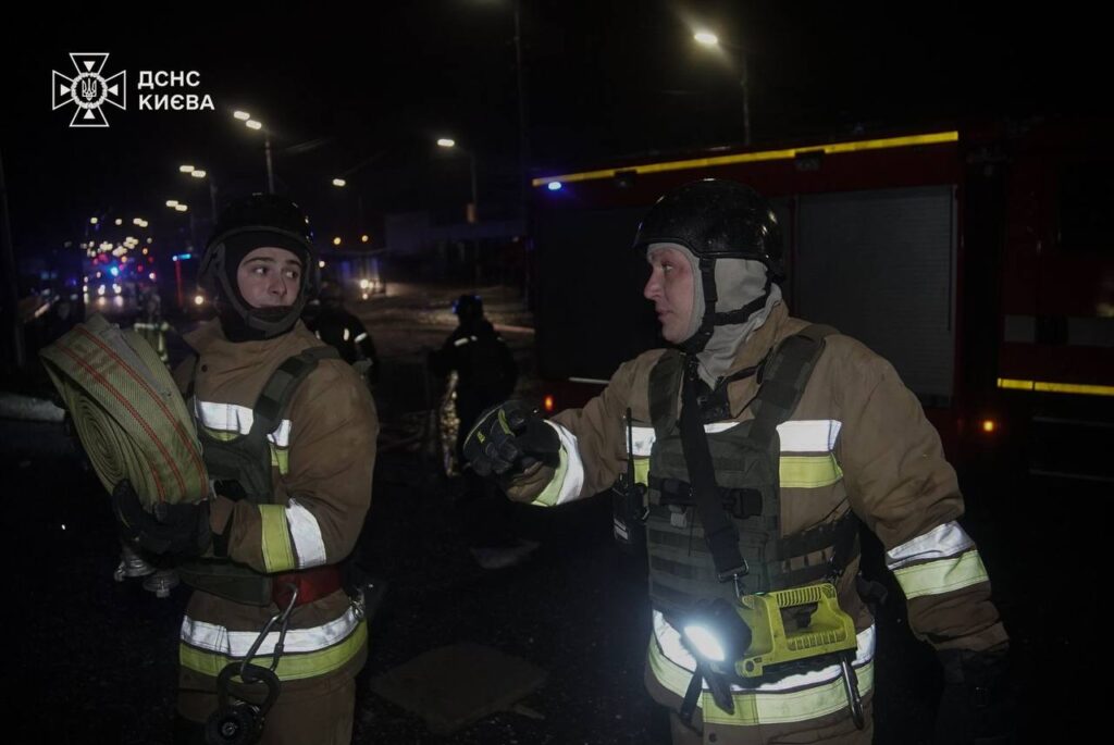 Удар балістикою по середмістю Києва. Частково зруйновано адміністративну будівлю, пошкоджено водогін, горять авто