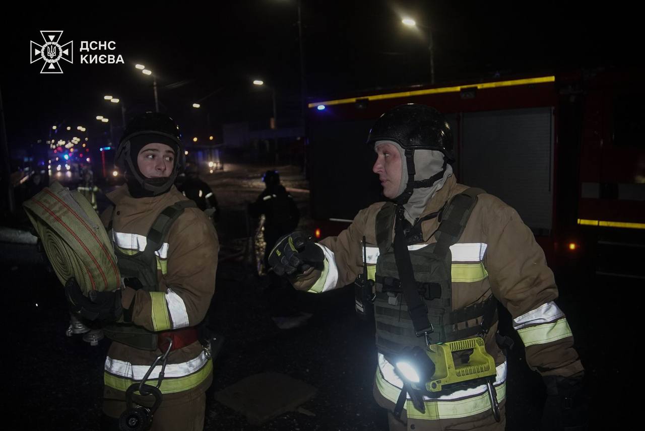 Удар балістикою по середмістю Києва. Частково зруйновано адміністративну будівлю, пошкоджено водогін, горять авто