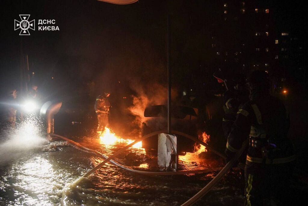 Удар балістикою по середмістю Києва. Частково зруйновано адміністративну будівлю, пошкоджено водогін, горять авто