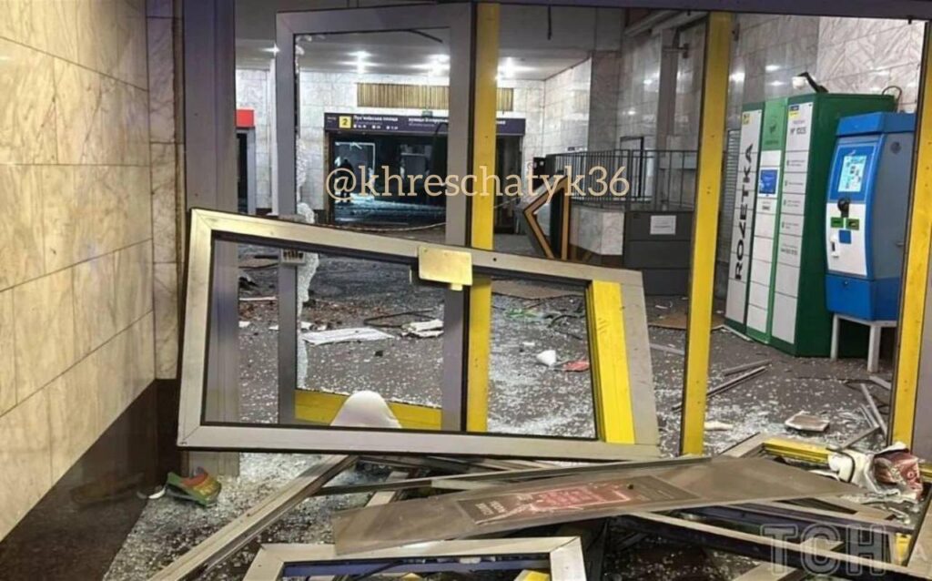 Удар балістикою по середмістю Києва. Частково зруйновано адміністративну будівлю, пошкоджено водогін, горять авто
