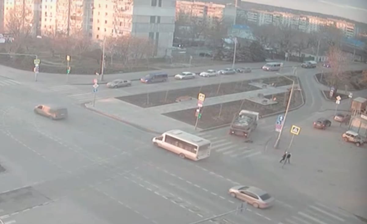 У Луганську під колеса вантажівки потрапили дві дівчинки, які їхали на скейтбордах. Опубліковано відео