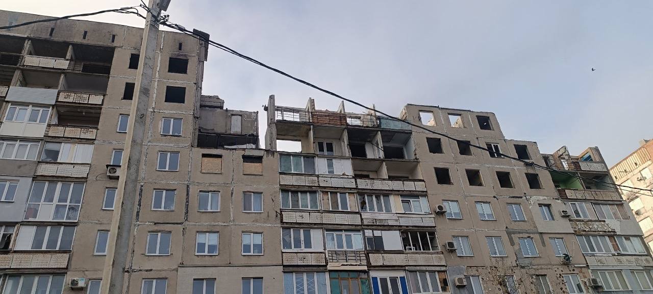 Бездомні жителі Маріуполя скаржаться на те, що не можуть отримати житло і записують звернення з котлованів