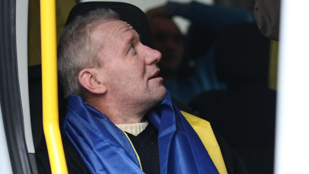 З російського полону повернулися 25 військових та цивільних. Емоційні фотографії зустічі