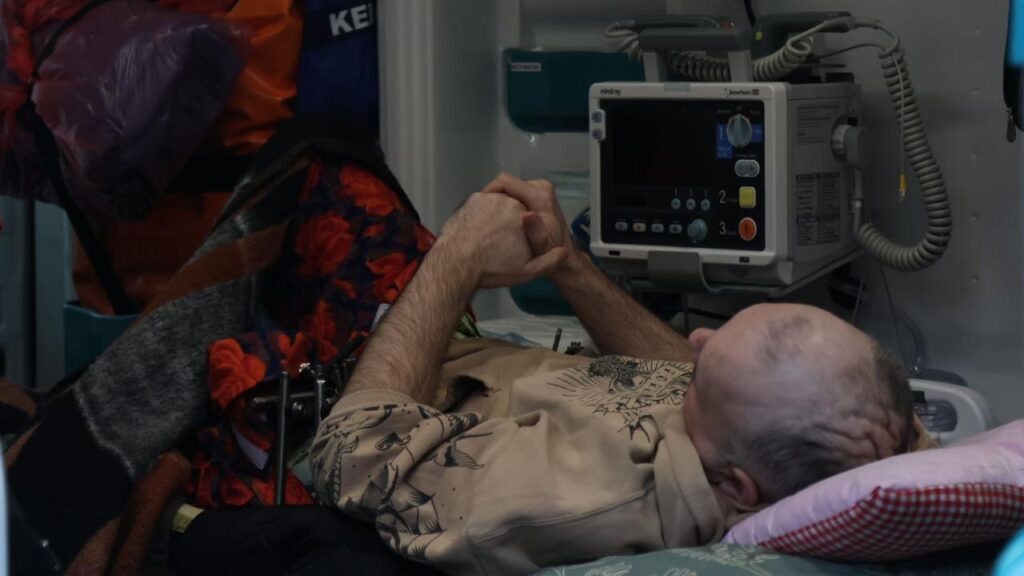 З російського полону повернулися 25 військових та цивільних. Емоційні фотографії зустічі