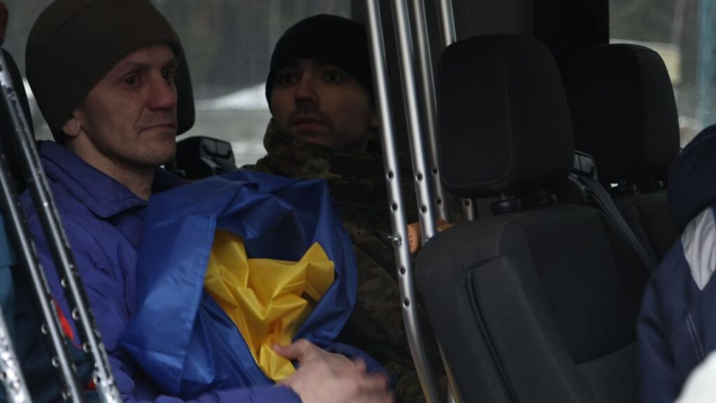 З російського полону повернулися 25 військових та цивільних. Емоційні фотографії зустічі
