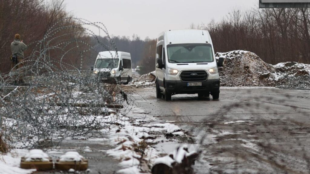 З російського полону повернулися 25 військових та цивільних. Емоційні фотографії зустічі