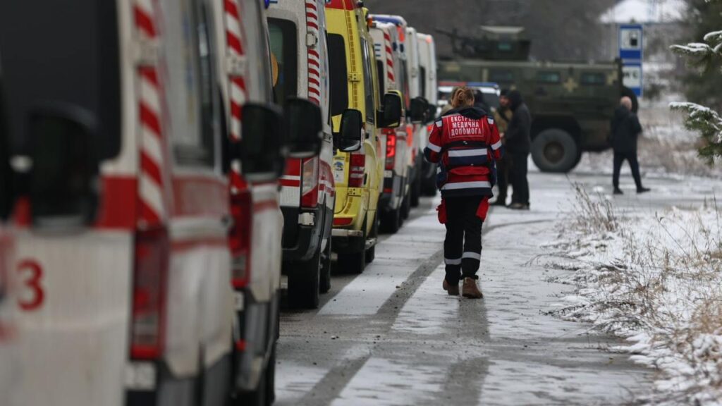 З російського полону повернулися 25 військових та цивільних. Емоційні фотографії зустічі