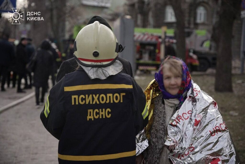 Пошкоджені будинки та пожежі. Рятувальники показали наслідки нічної атаки на Київ у Новорічну ніч