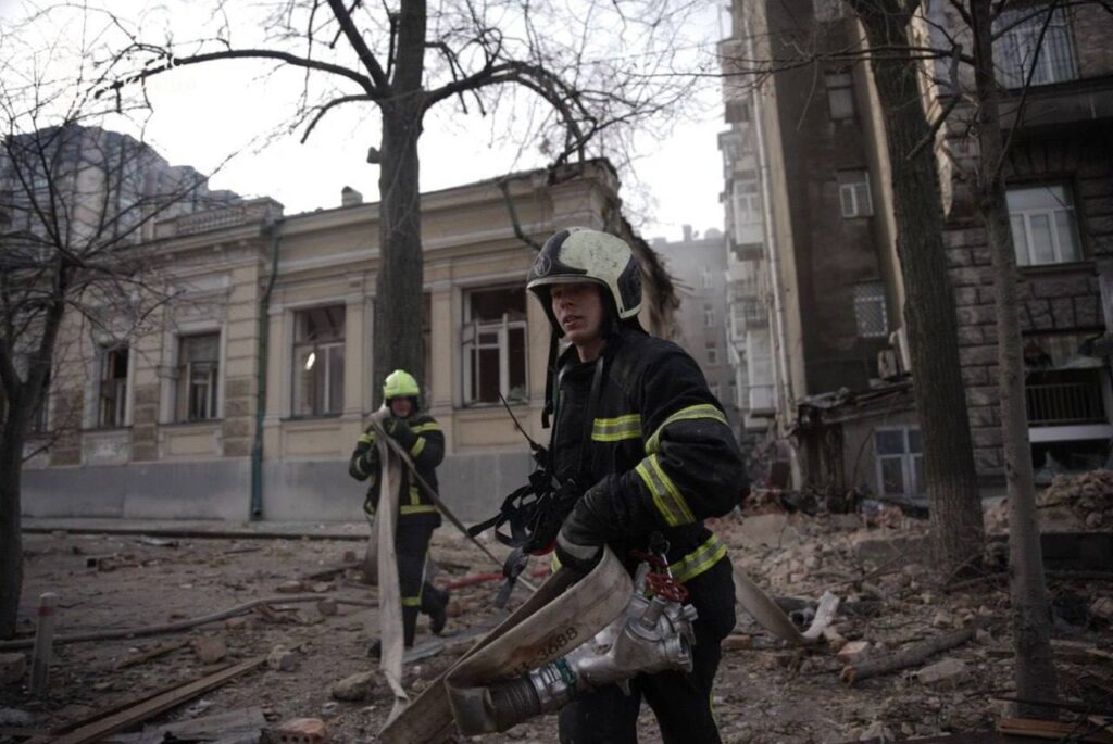 Пошкоджені будинки та пожежі. Рятувальники показали наслідки нічної атаки на Київ у Новорічну ніч
