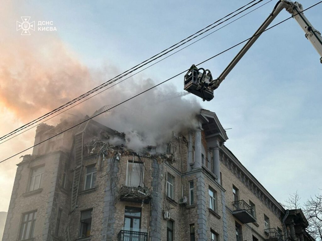 Пошкоджені будинки та пожежі. Рятувальники показали наслідки нічної атаки на Київ у Новорічну ніч