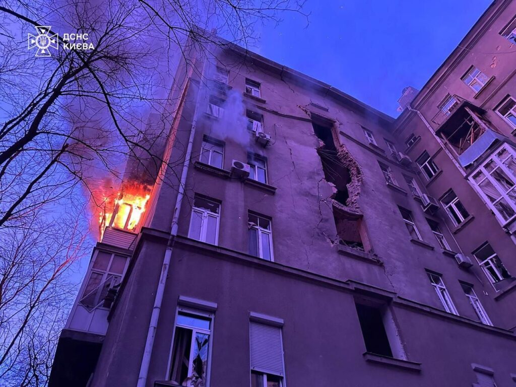 Пошкоджені будинки та пожежі. Рятувальники показали наслідки нічної атаки на Київ у Новорічну ніч