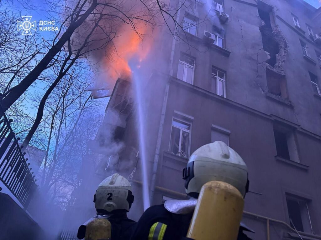 Пошкоджені будинки та пожежі. Рятувальники показали наслідки нічної атаки на Київ у Новорічну ніч