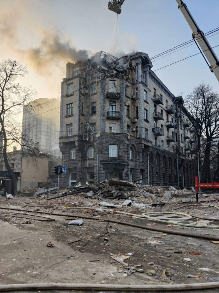 Пошкоджені будинки та пожежі. Рятувальники показали наслідки нічної атаки на Київ у Новорічну ніч