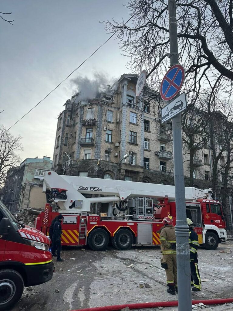 Пошкоджені будинки та пожежі. Рятувальники показали наслідки нічної атаки на Київ у Новорічну ніч