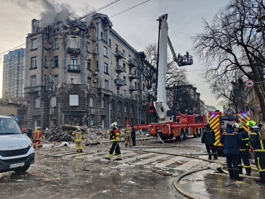 Пошкоджені будинки та пожежі. Рятувальники показали наслідки нічної атаки на Київ у Новорічну ніч