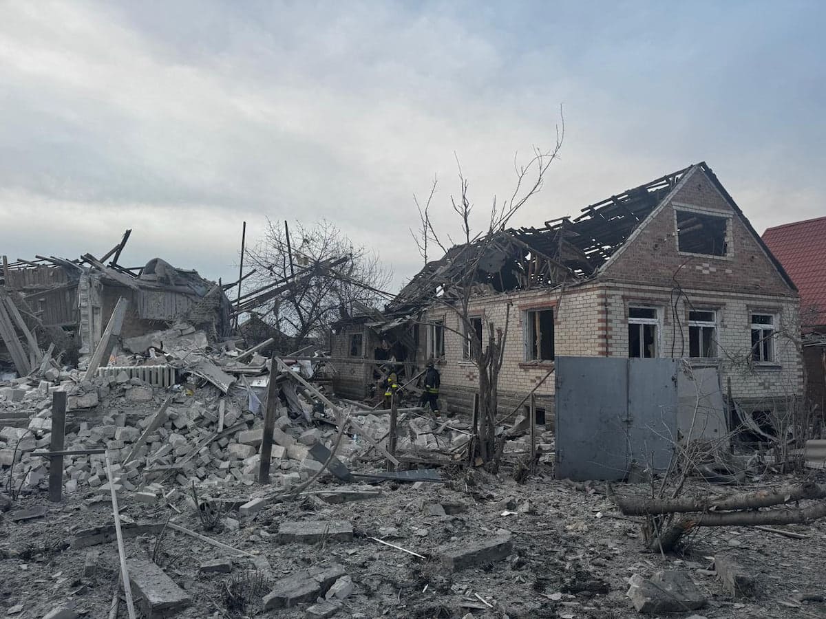 Окупанти тричі обстріляли Слов’янськ, поранивши трьох дорослих та дитину. Опубліковано відео з місця “прильоту”