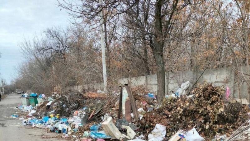 Гори сміття, замість троянд. У мережі показали фото, як зараз виглядають вулиці окупованого Донецька