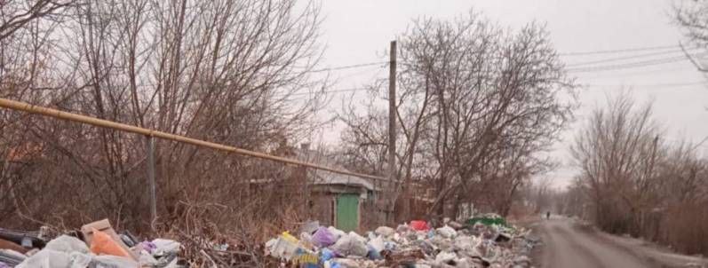 Гори сміття, замість троянд. У мережі показали фото, як зараз виглядають вулиці окупованого Донецька