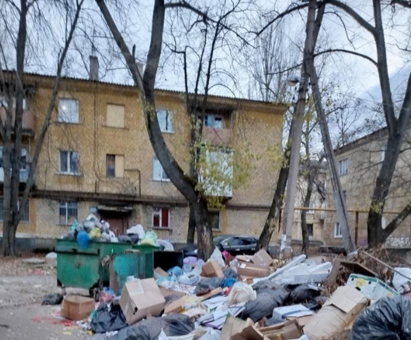 Гори сміття, замість троянд. У мережі показали фото, як зараз виглядають вулиці окупованого Донецька