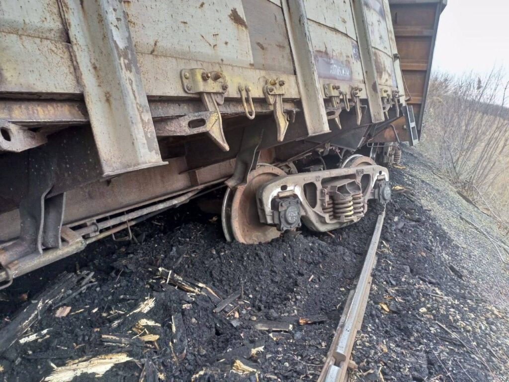 На окупованій Луганщині зійшли з рейок 7 вагонів вантажного потягу