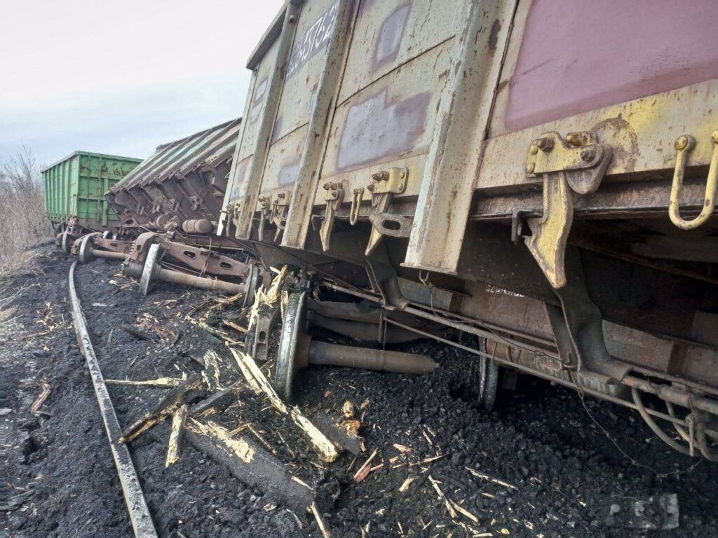 На окупованій Луганщині зійшли з рейок 7 вагонів вантажного потягу