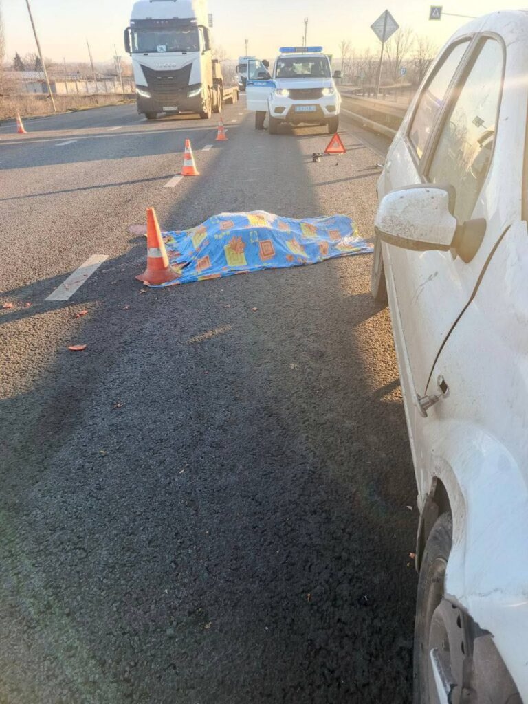 У Лутугинському районі дві автівки наїхали на велосипедиста. Він помер на місті