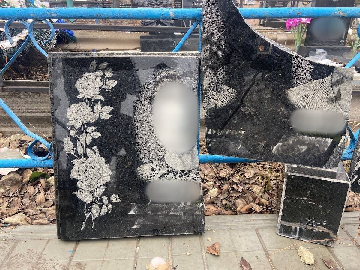 У Луганську в Камброді невідомий поглумився над могилами на кладовищі